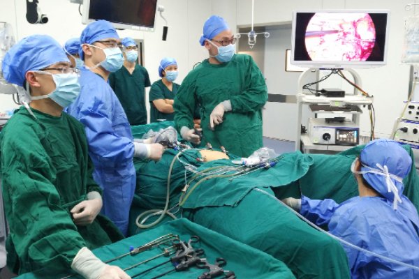 绵阳29岁女子做妇科微创手术身亡，谁该为女子的死负责？