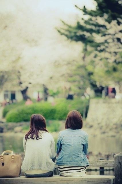 跟闺蜜一起搭男朋友的车，该坐副驾还是跟她坐后座？