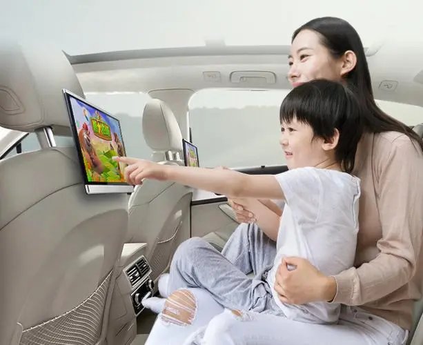 有事可干就安静？妈妈让宝宝擦车厢治好坐高铁闹腾，这可当看孩子典范吗？