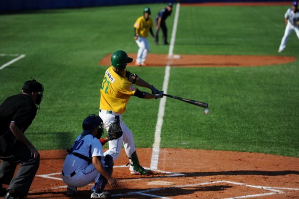 棒球是一项对抗性显著的运动，它的常用术语有哪些？