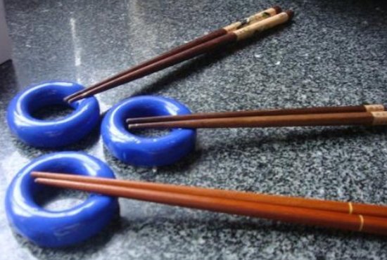 把红，蓝，黄三种颜色的筷子各三根混在一起，如果让你闭上眼睛每次最少拿出几根才能保证一定有两根同色的