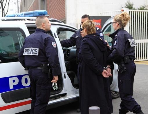 安徽一小伙弃车与民警共追违法嫌疑人，你如何看待小伙的这一行为