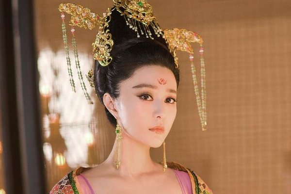 “天生丽质难自弃”下一句是什么？