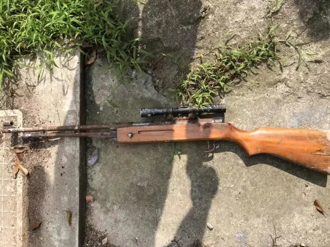 湖北一男子收拾父亲遗物时发现长枪，这个枪到底是从哪里来的？