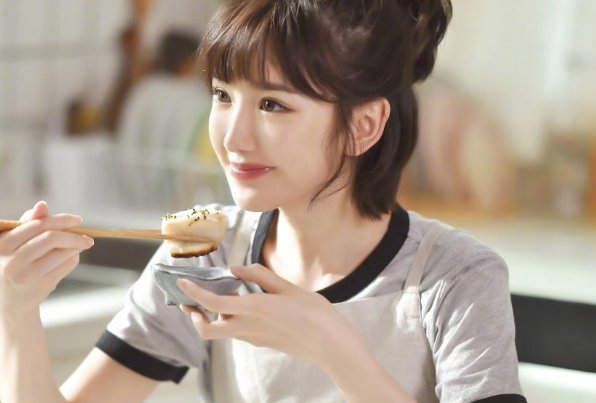 毛晓彤在线辟谣称我只是肿，每个人早上起来都会水肿吗？