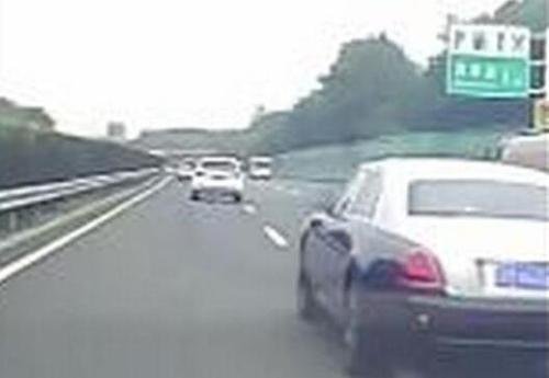 白岩松评豪车恶意别车事件，你对他的看法表示认可吗？