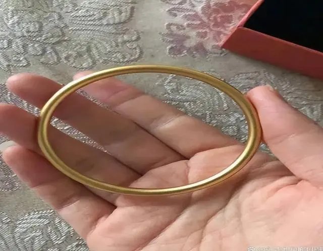 宝妈花4千给娃买金手镯，被闺蜜用10几元假货换走，此事涉及了哪些法律？