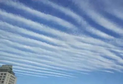 厦门天空出现罕见一线天，这一景象是如何形成的？