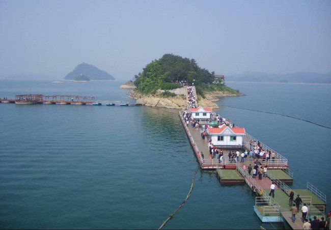 江西萍乡水库泄洪大量鱼群被冲晕，居民河边捡大鱼，收获如何？