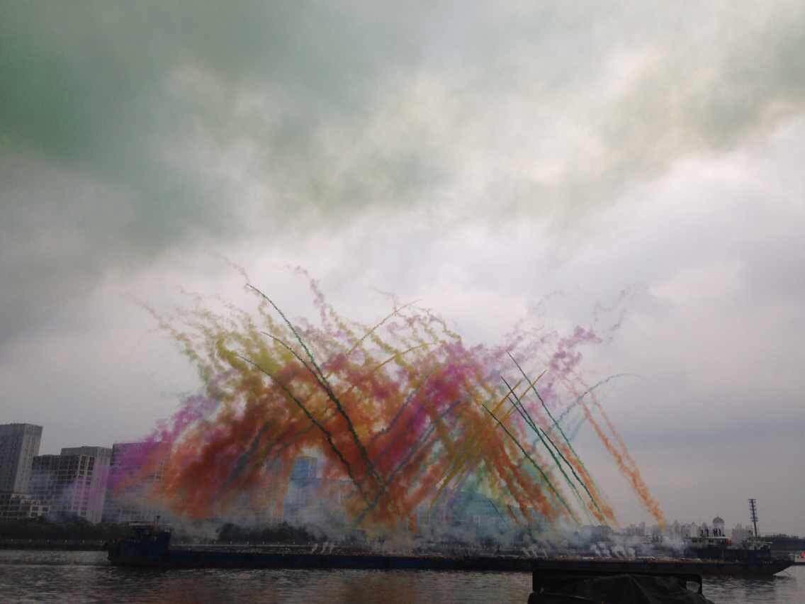 艺术家蔡国强在法国点燃白日焰火，这么做的意义是什么？