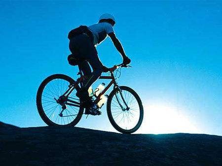 14岁少年24天骑行2200公里是由谁陪伴骑行?