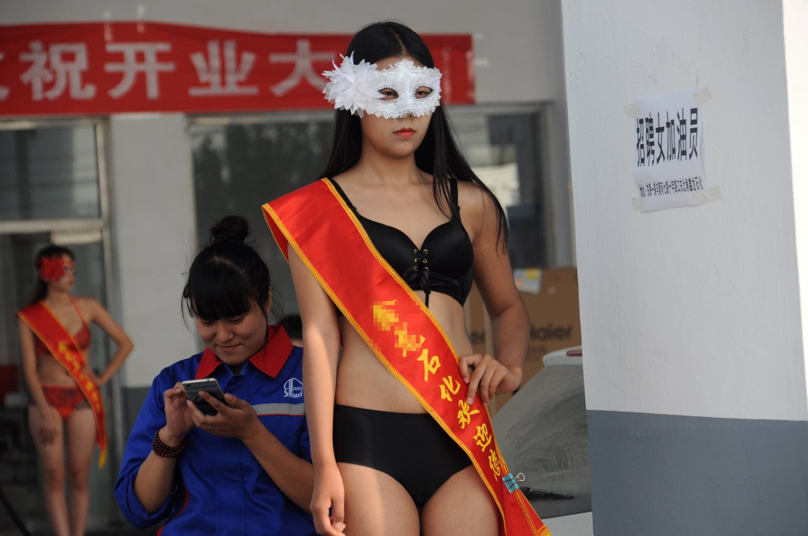 广西加油站雇泳装女模特引发热议，该活动存在什么问题？