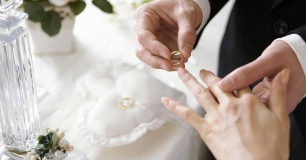 如何看待退伍老兵踢正步为军嫂盖头纱这件事？