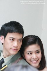 泰国战争电视剧大全中的《萤爱》主要剧情是什么？