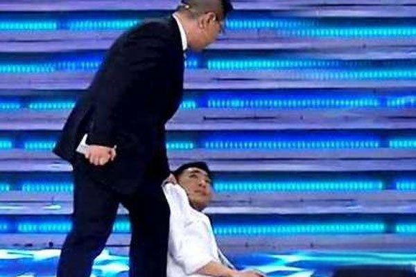 张绍刚被打的完整视频怎么回事 其实这只是一个梗