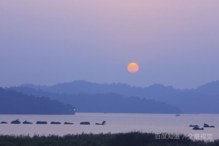 猜城市名谜语：分明在湖上