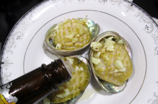 鲍鱼主要吃它的哪个部位?