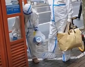 女子出方舱后被困上海电话亭数日，这段时间她是如何度过每一天的？