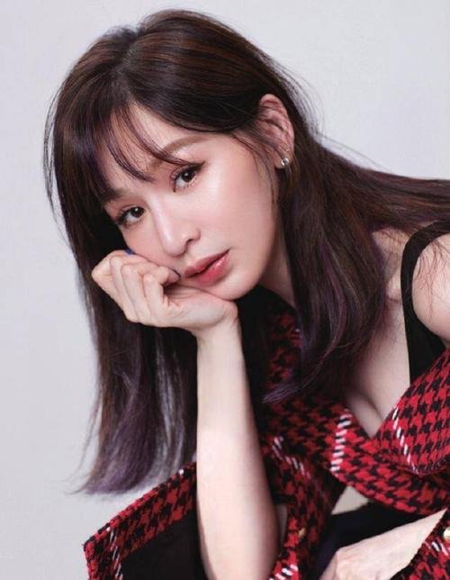 江苏男子全程痴笑看王心凌唱《爱你》，男子为何会有这样的反应？