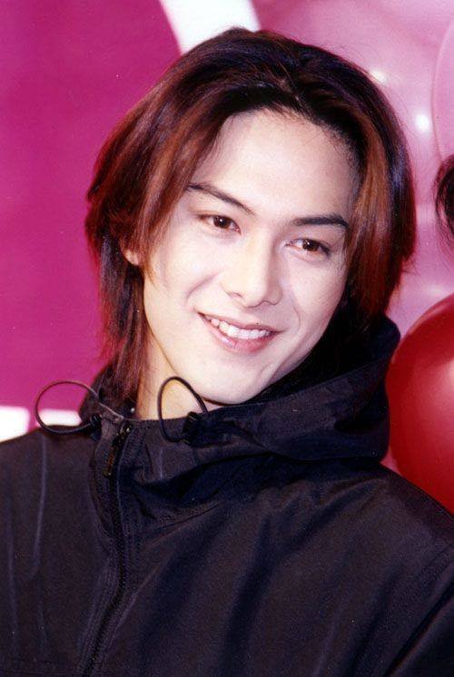 上世纪最后一位美少年42岁了仍帅气，曾因打人事业受挫，后来他过得怎样？