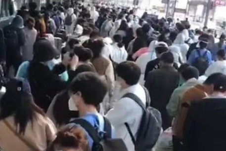 虹桥火车站遇离沪潮：进站排2小时，当时的情况是怎样的？