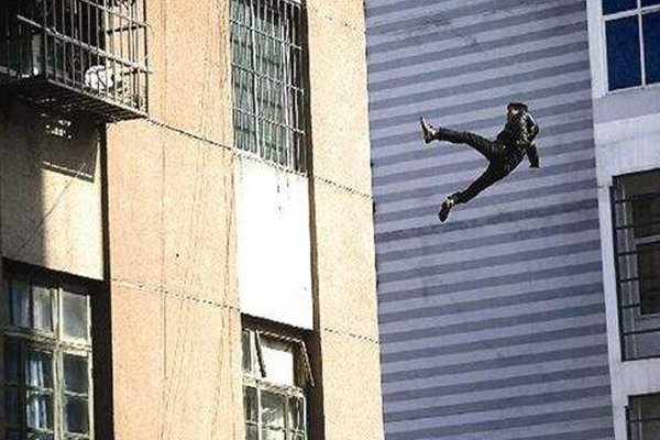 周口报业集团一员工坠楼事件引发关注，涉事企业在此事中有哪些法律责任？