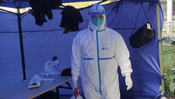 上海17名防疫保安被骗桥下过夜,他们是被怎么骗的?