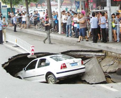 印度马路惊现大水坑，瞬间将一辆汽车“生吞”，保险公司对此会赔偿吗？