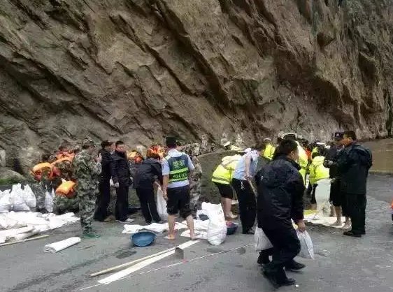 彭州突发山洪黑衣男子逆行救人,他的身上有哪些正能量?