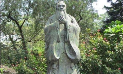 一高校的孔子像前被摆上健胃消食片,同学此举有何深意?