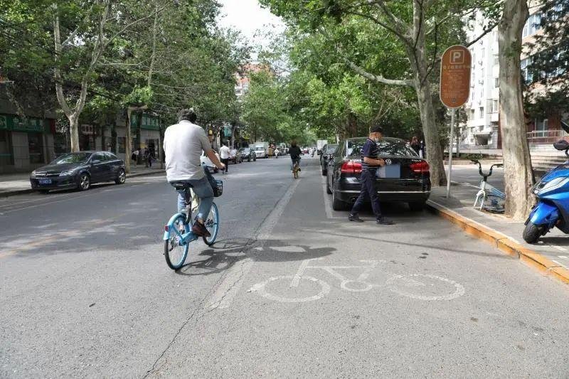 男子马路中间锁住共享单车转身追公交，他的行为暴露了哪些素质问题呢？