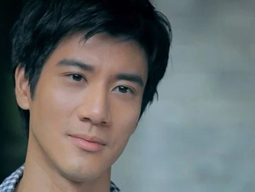 依然爱你的歌词谁写的？