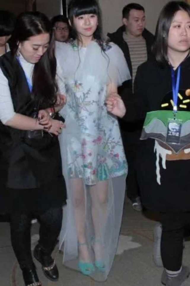 迟到走光,下身失守,有杨丽萍撑腰的小彩旗是怎样从