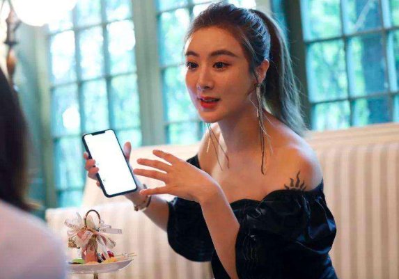 业内人士透露李佳琦薇娅一晚或收入6到8亿，这是真的吗？