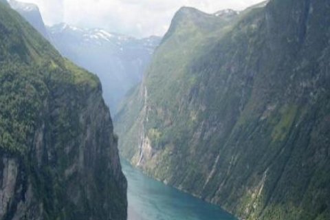 天门中断楚江开碧水东流至此回两岸青山相对出孤帆一片日边来每句诗什么意思？