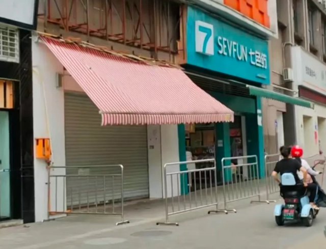 四川领水县一临街招牌脱落砸中2岁女童，祸从天降是天灾还是人祸？