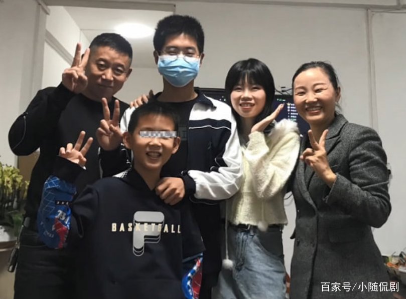 孙卓小学时与同学合影旧照流出，小时候的他与现在有何变化？