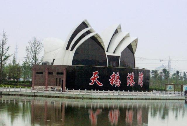 国内的哪些建筑称得上十大最丑陋建筑，分别在什么地方？