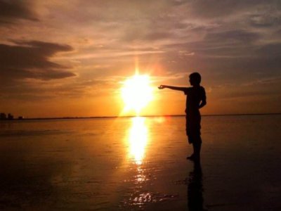 我喜欢这个世界上的三个东西，是太阳、月亮和你。（我）在白天喜欢太阳，在晚上喜欢月亮，永远喜欢你！