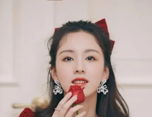 陈都灵正面回应与尹正恋情，哪些信息值得关注？