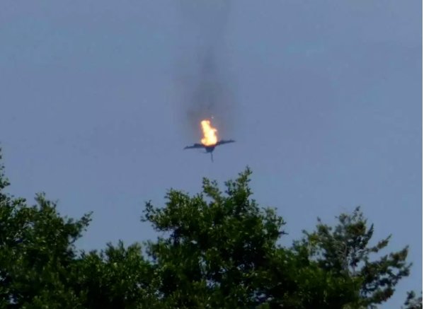 德国两名特技飞行员撞机身亡，专家深夜抵达现场进行调查，目前有何线索？