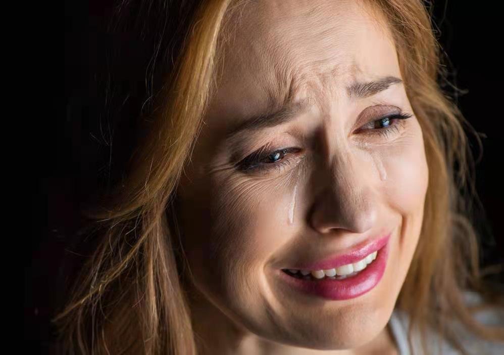 河南一女子被变相降薪进门就哭,成年人的崩溃有多容易?