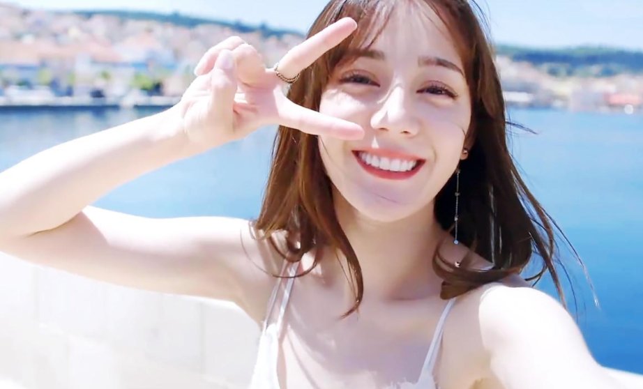 迪丽热巴晒最新写真大片，她的手臂肌肉线条如何？