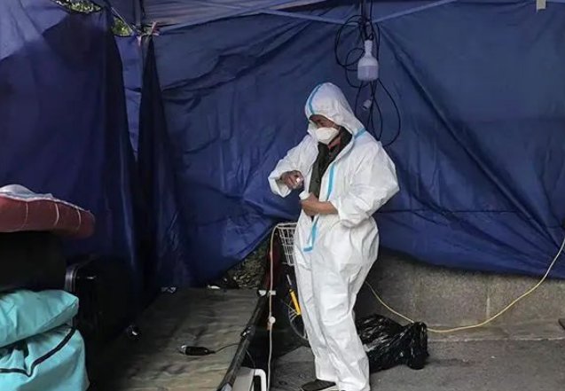 出方舱后，陈朝松在上海街头睡了23天，这些天他是如何过来的？