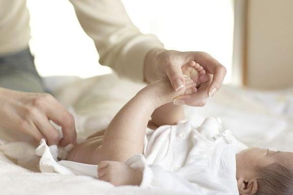 印度弃婴在小狗的依偎中存活,它们是如何照顾人类幼崽的?