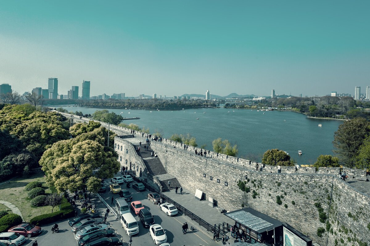 游客为讨彩头不顾劝阻爬城墙，你如何看待游客的这种做法？