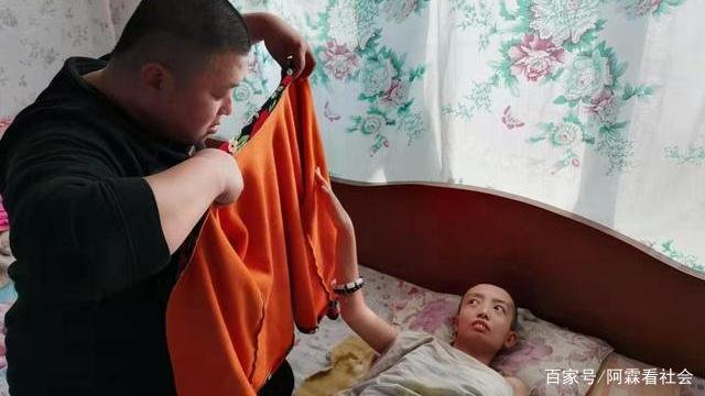 唐山地震时，丈夫用身体护住植物人妻子：我答应要保护你一辈子，你怎么看？