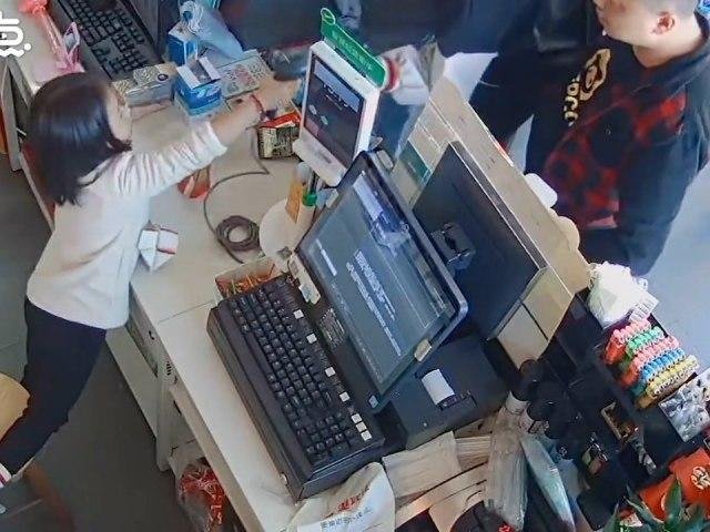 11岁女孩晚上独自看店追着客人付款！他们的行为是否属于抢劫未遂呢？