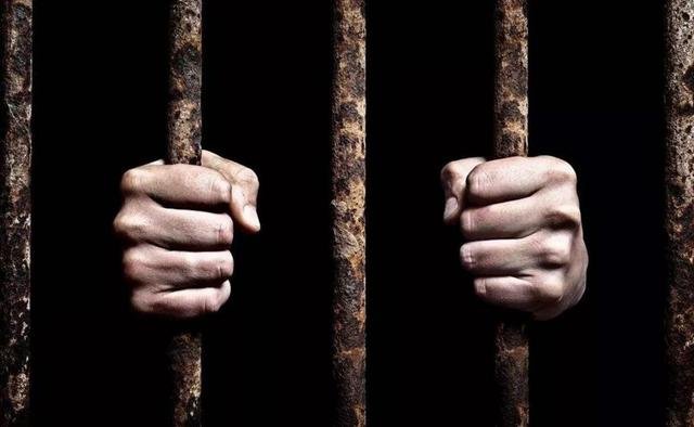 女子用菜刀砍杀男友,将尸体藏于澡盆后搬家,当时到底发生了什么?