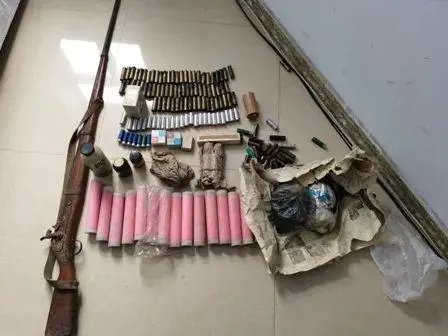 湖北一男子收拾父亲遗物时发现长枪，这个枪到底是从哪里来的？